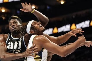 Clint Capela (à gauche) au duel avec Myles Turner. KEYSTONE/AP/Mike Stewart